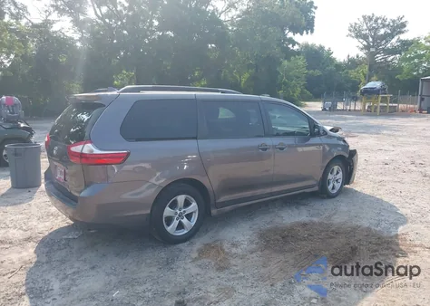 2019 Toyota Sienna Le 8 Passenger z USA, uszkodzony, nr VIN 5TDKZ3DC2KS977158